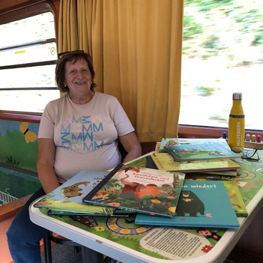 Lesen-im-Zug-Brunhilde