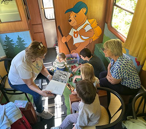 Lesen-im-Zug-Brunhilde-Gerlinde-Kinder