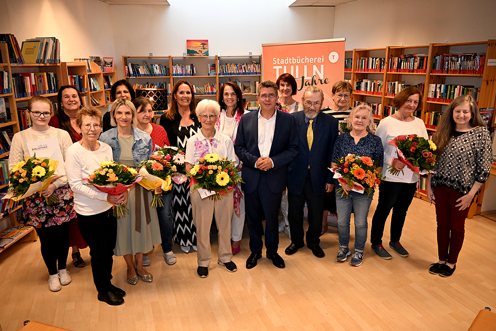 © Peischl | Foto: Auf dem Foto sind die ehrenamtlichen Mitarbeiterinnen aber auch die langjährigen Mitglieder zu sehen, sowie unser Bürgermeister Mag. Peter Eisenschenk und unseren beiden Damen von der Stadtbücherei Mag. Sandra Schuster und Martina Bacher Köstlbauer. 