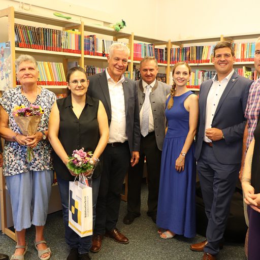 Von links nach rechts: VPNÖ-Klubobmann und Bezirksparteiobmann Kurt Hackl, Bibliotheksmitarbeiterin und ehemalige Bibliotheksleiterin Maria Regen, Bibliotheksleiterin Karin Schuster, Landesrat Anton Kasser, Vizebürgermeister Hermann Stich, Stadträtin Lisa Wind, Bürgermeister Dominic Litzka, Bibliotheksmitarbeiter Werner Bossniak, Treffpunkt Bibliothek Sarah Kwiatkowski