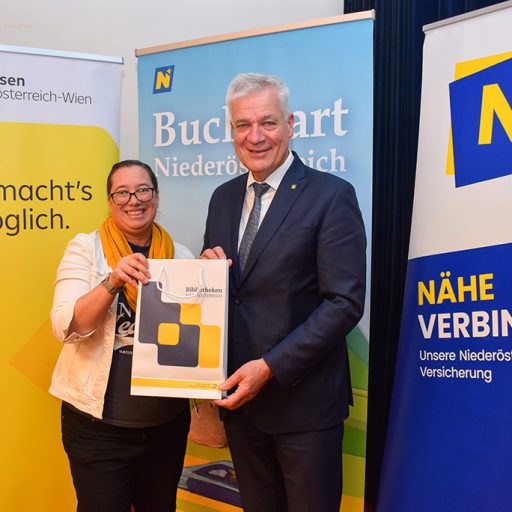 © Treff.Bib, LR Kasser überreicht Gewinn an Anita Zach