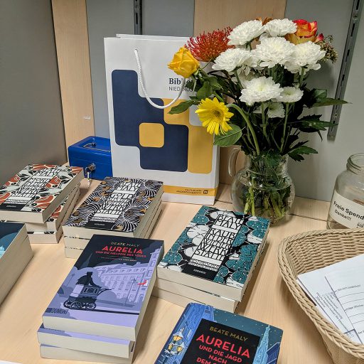© Treff.Bib Sarah Kwiatkowski, Büchertisch Beate Maly