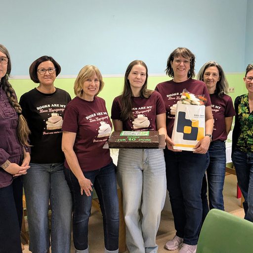 © Treff.Bib, Von links nach rechts: Sarah Kwiatkowski (Treffpunkt Bibliothek), Michaela Winkelmayer (Mitarbeiterin Bibliothek), Marion Schnabl (Leiterin Bibliothek), Nora Obermaier (Mitarbeiterin Bibliothek), Daniela Obermaier (Leiterin Bibliothek), Cornelia Sikora (Mitarbeiterin Bibliothek), Katharina Köstler (Regionsvertreterin)