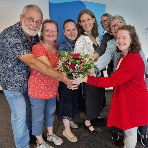 © Treff.Bib, Team Treffpunkt Bibliothek mit Blumenstrauß